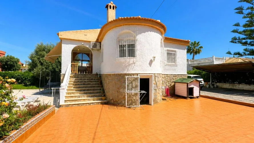 Villa de 200m² à Torrevieja, Espagne No. 32504 № 1