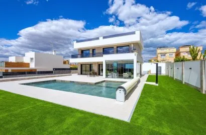 Villa de 234m² à Torrevieja, Espagne No. 32581
