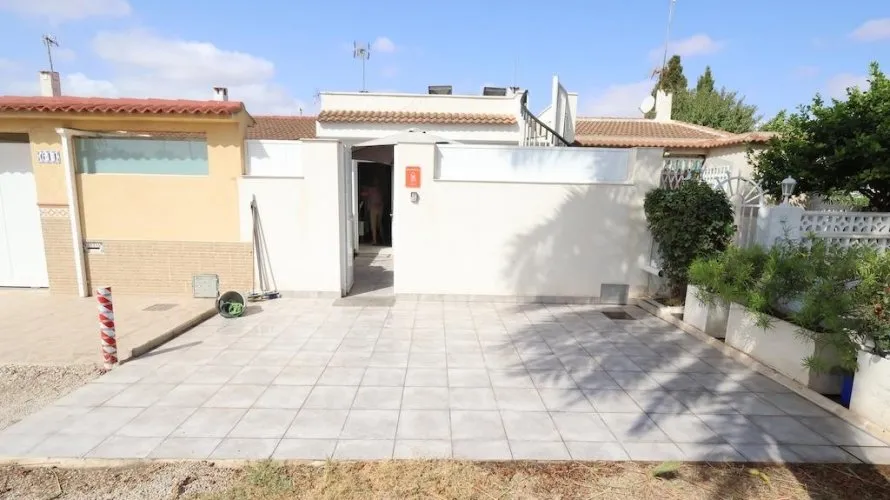 Bungalow de 3 chambres à Torrevieja, Espagne No. 32599 № 1