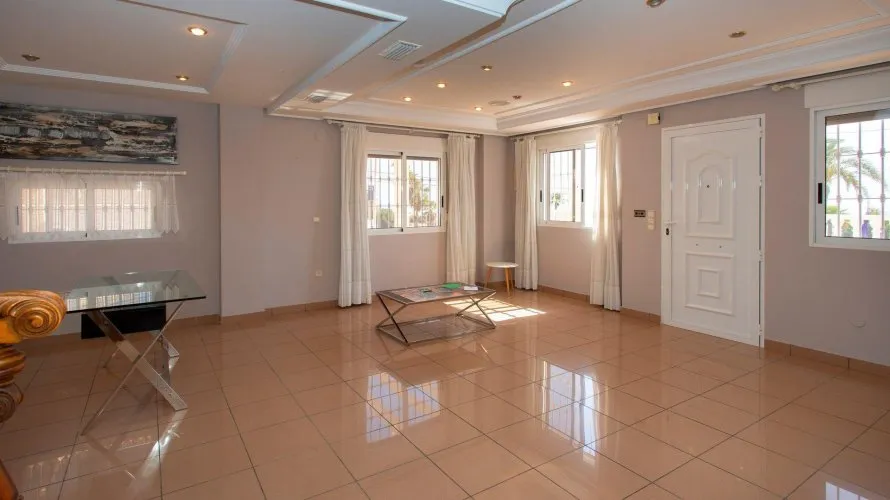 Villa de 180m² à Torrevieja, Espagne No. 32582 № 18