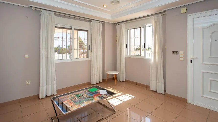 Villa de 180m² à Torrevieja, Espagne No. 32582 № 19