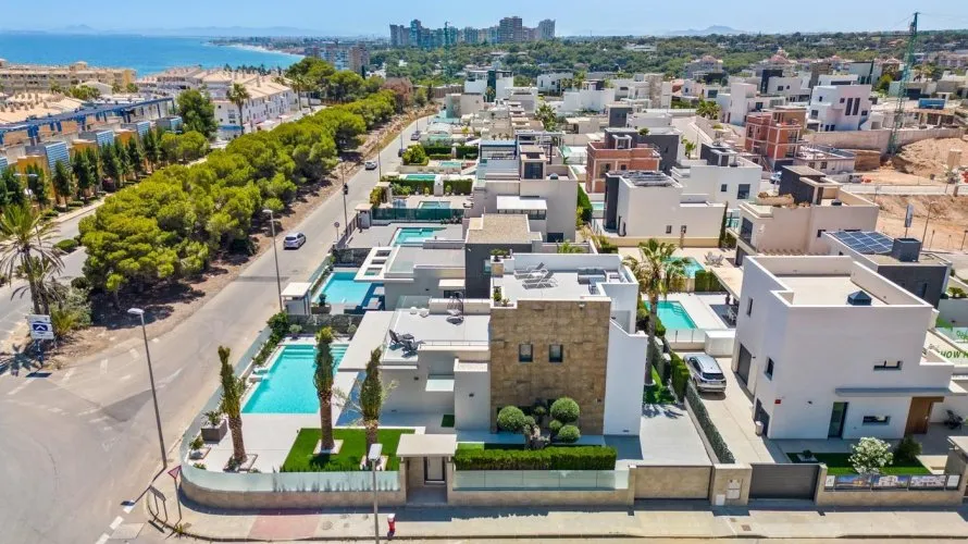 Вилла с 4 спальнями в  Кампоамор, Испания №30705 № 1