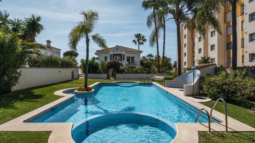 4 bedrooms house for sale , Estepona, Spain No. 31037