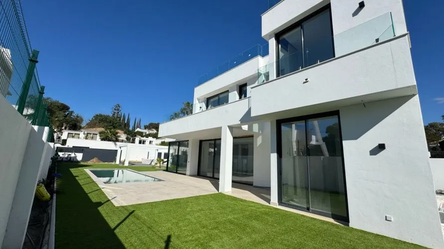 4 bedrooms villa for sale , Estepona, Spain No. 30988 № 1