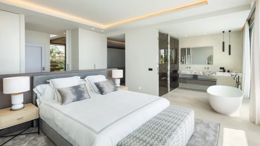 5 bedrooms house for sale , La Quinta, Spain No. 30638 № 11