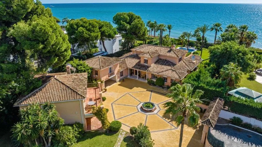 9 bedrooms house for sale , Estepona, Spain No. 30725