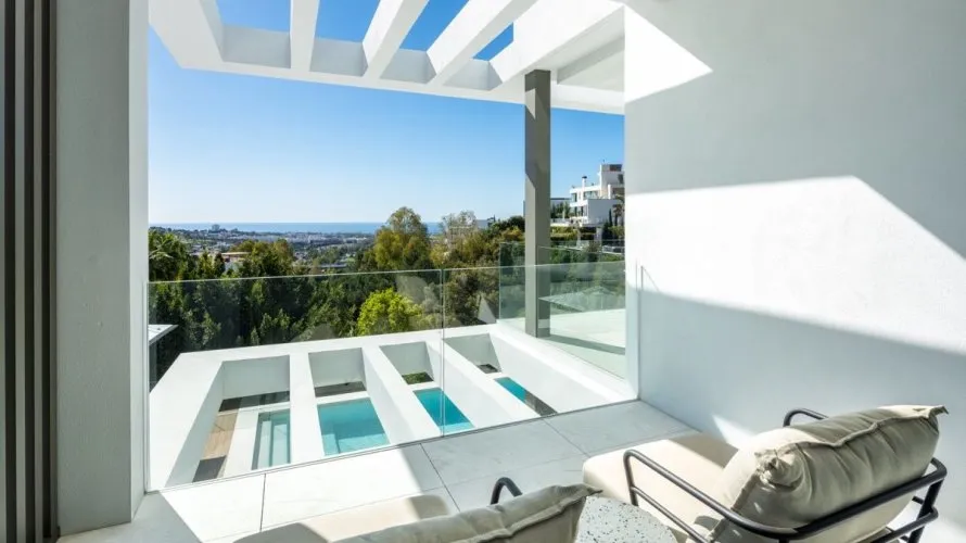 5 bedrooms house for sale , La Quinta, Spain No. 30638 № 1