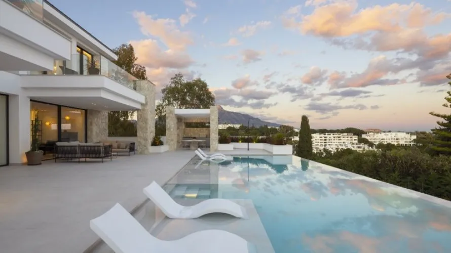 5 bedrooms house for sale , La Quinta, Spain No. 31059 № 1