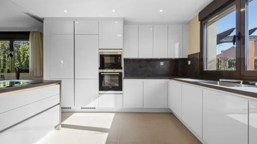 4 bedrooms villa for sale , Estepona, Spain No. 30504 № 1