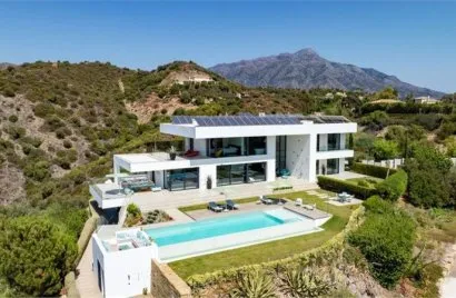 6 bedrooms villa for sale , La Quinta, Spain No. 30758
