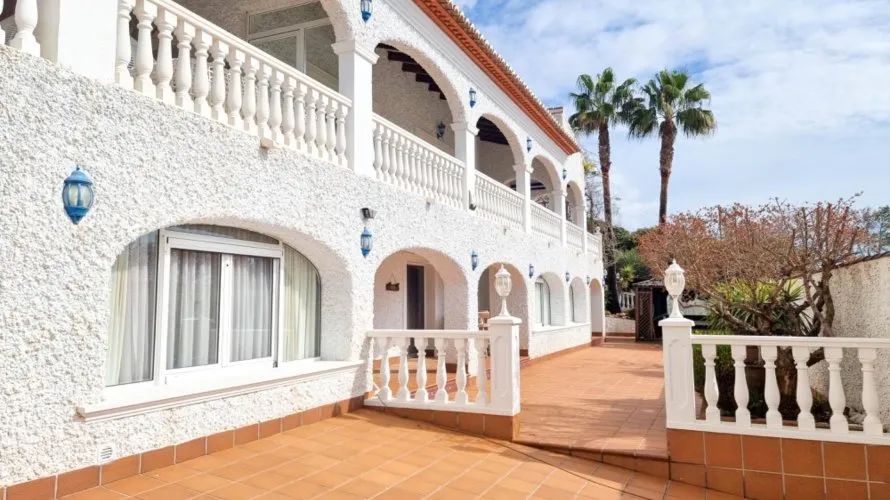 6 bedrooms villa for sale, Moraira, Spain No. 31971