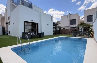 5 bedrooms villa for sale, Torrevieja, Spain No. 32292