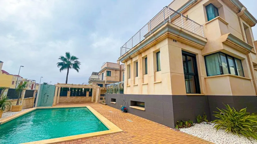 5 bedrooms villa for sale, La Zenia, Spain No. 32327 № 7