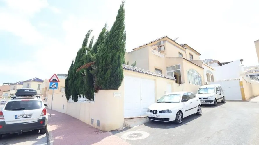 3 bedrooms house for sale, Los Balcones, Spain No. 32391