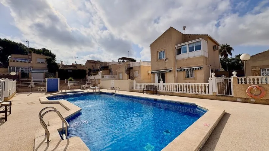 4 bedrooms house for sale, Torrevieja, Spain No. 32513