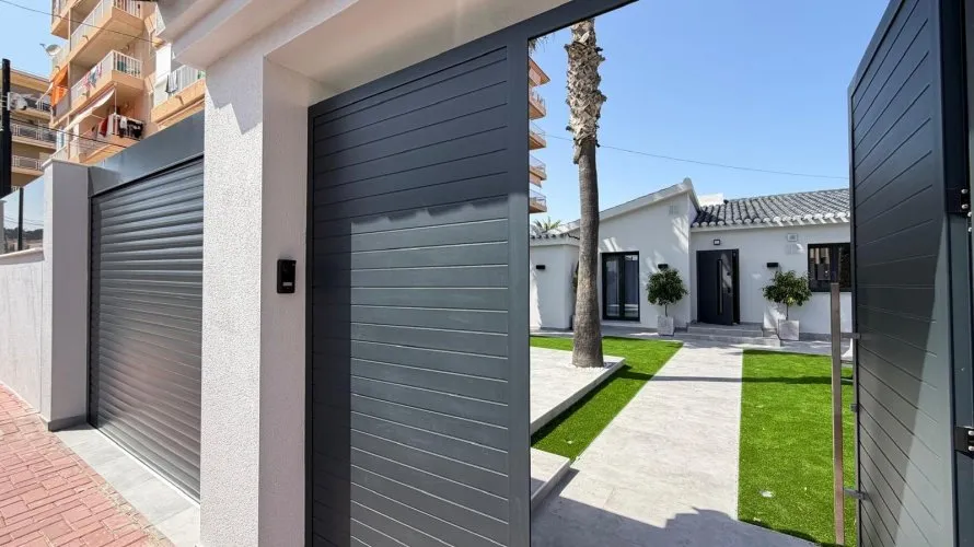 4 bedrooms villa for sale, Torrevieja, Spain No. 32517