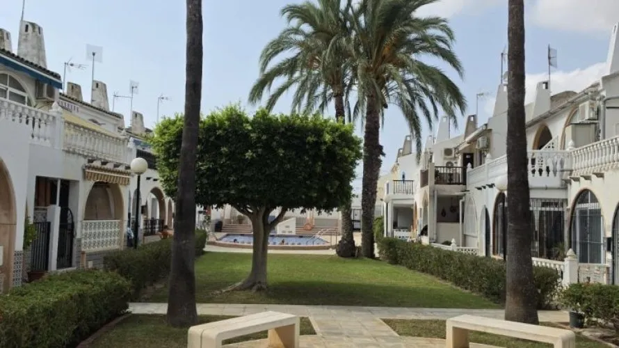 2 bedrooms house for sale, Torrevieja, Spain No. 32641 № 1